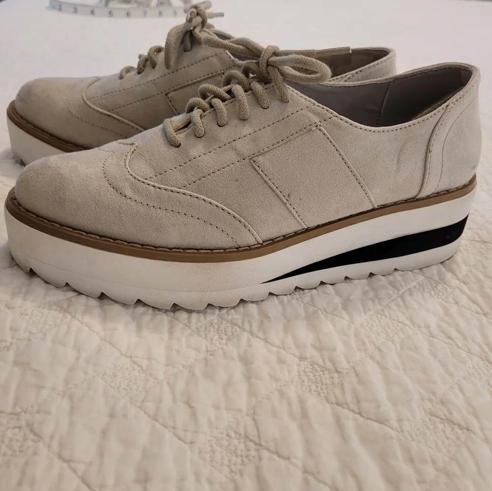 Madden Girl 'Andria' platform wing tip lace-up grey white tan size 6M